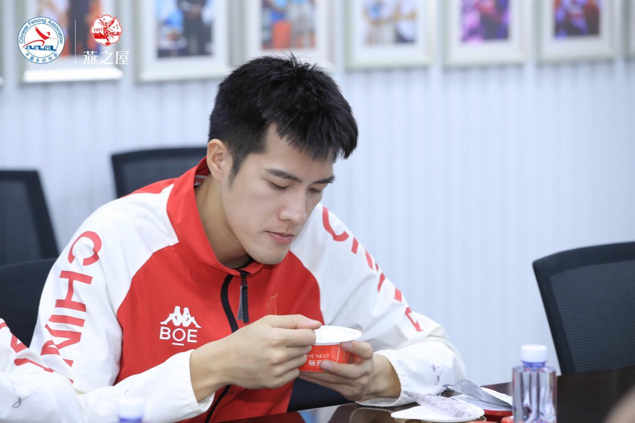 中国国家击剑队许英明与他的"新队友"燕之屋