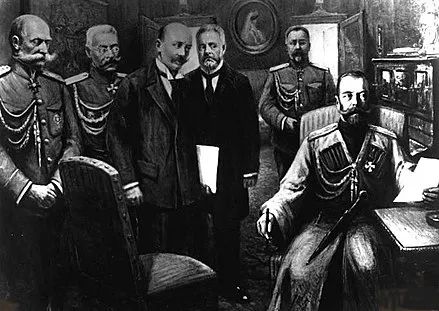 舒尔金（Vasily Shulgin，左三）堪称沙皇的致命杀手，他名为沙俄激进爱国主义领袖，却在1914年7月以革命威胁沙皇投入战争，并在1917年3月沙皇陷入战争灾难后率先鼓动政变背叛沙皇（他在军人中影响很大），这是1917年3月10日舒尔金联合叛变的将军们向沙皇逼宫的照片