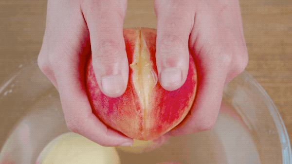 桃子皮留着备用.