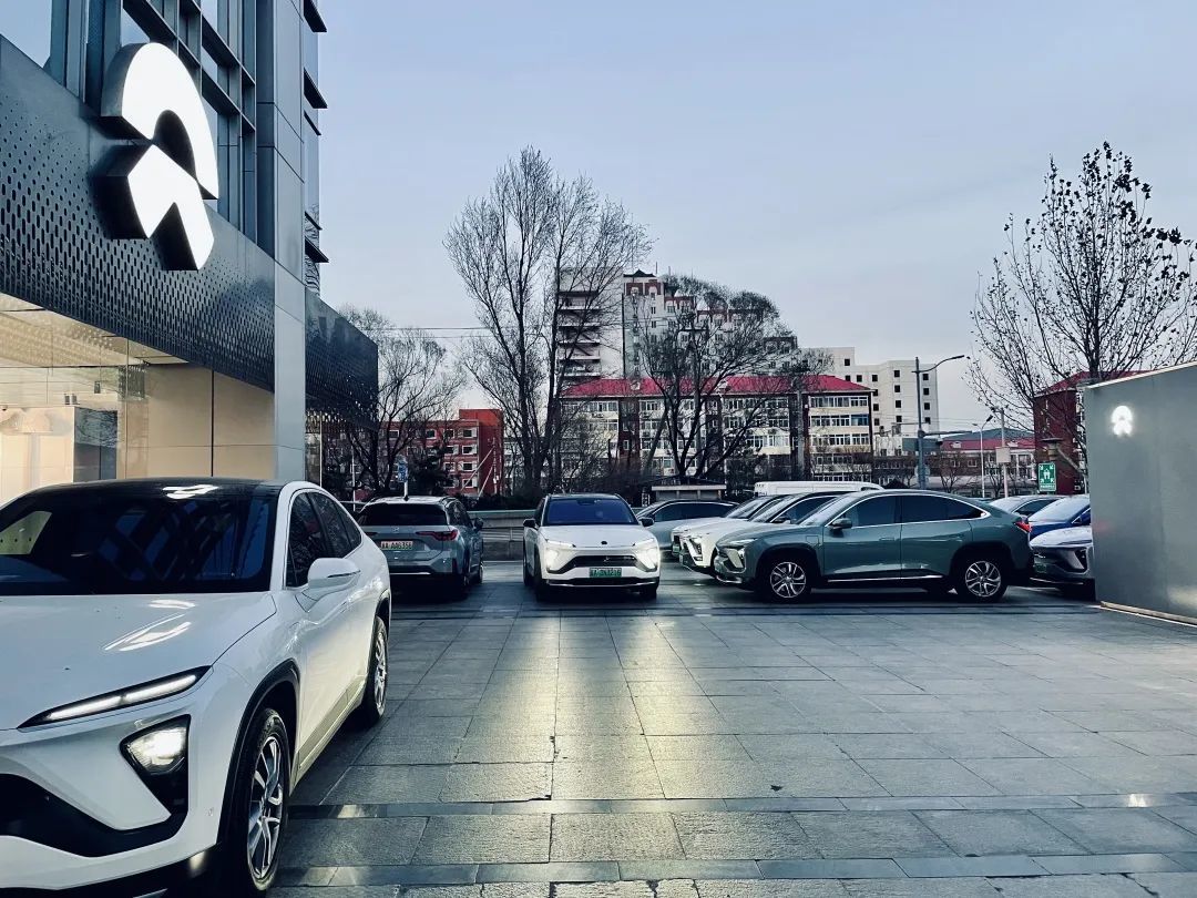 北京中关村，几辆蔚来ES6、EC6排队等候换电；未来汽车日报摄