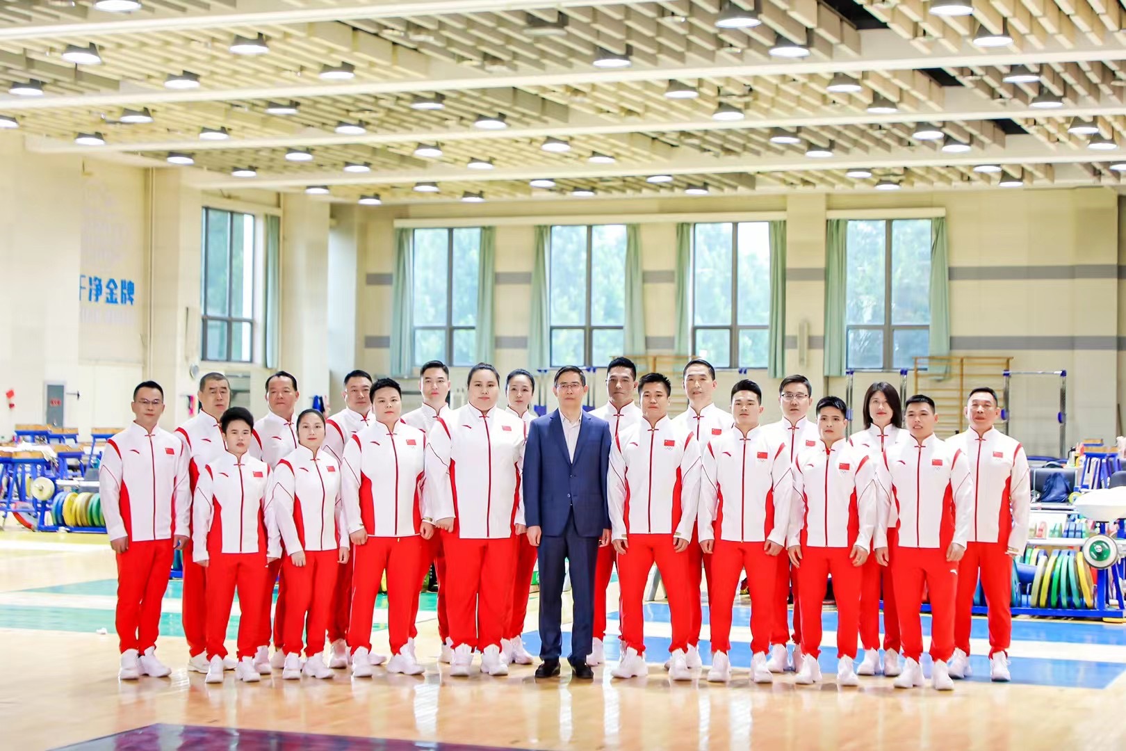 中国举重队出征东京奥运会前合影.中国举重队提供