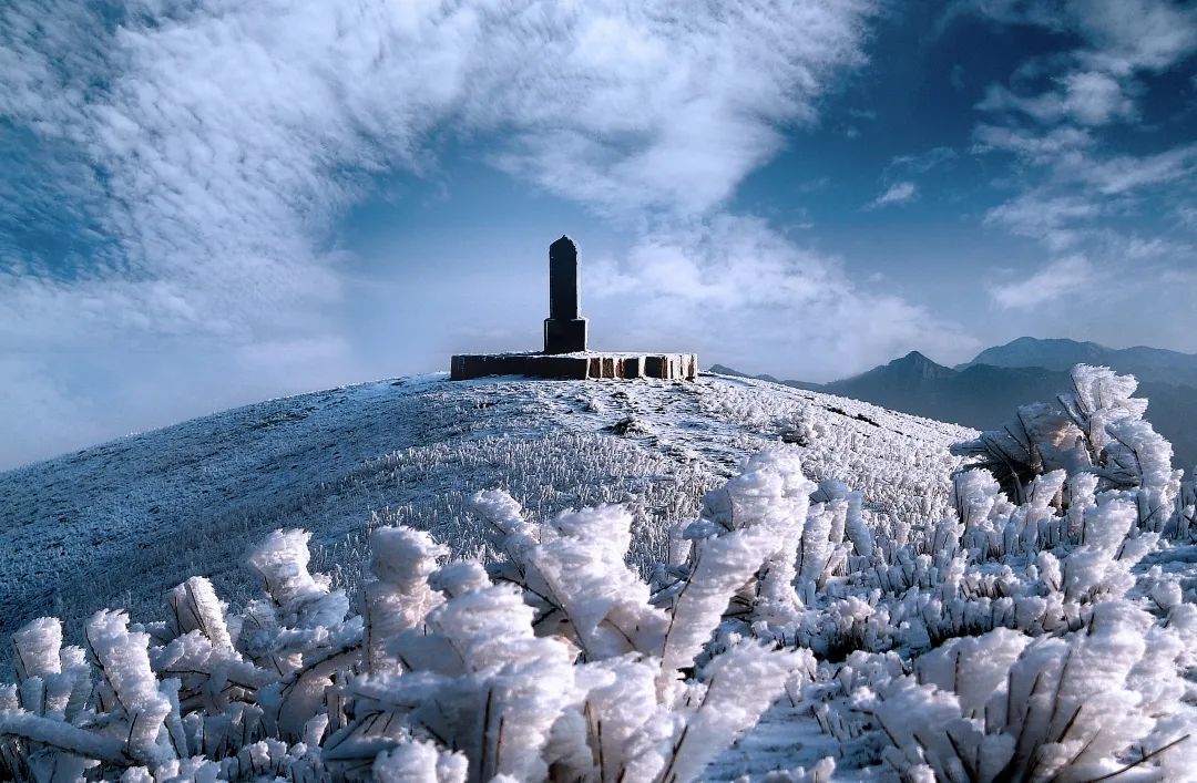 江西武功山迎来今冬首场飘雪满足了人们对诗意生活的期许