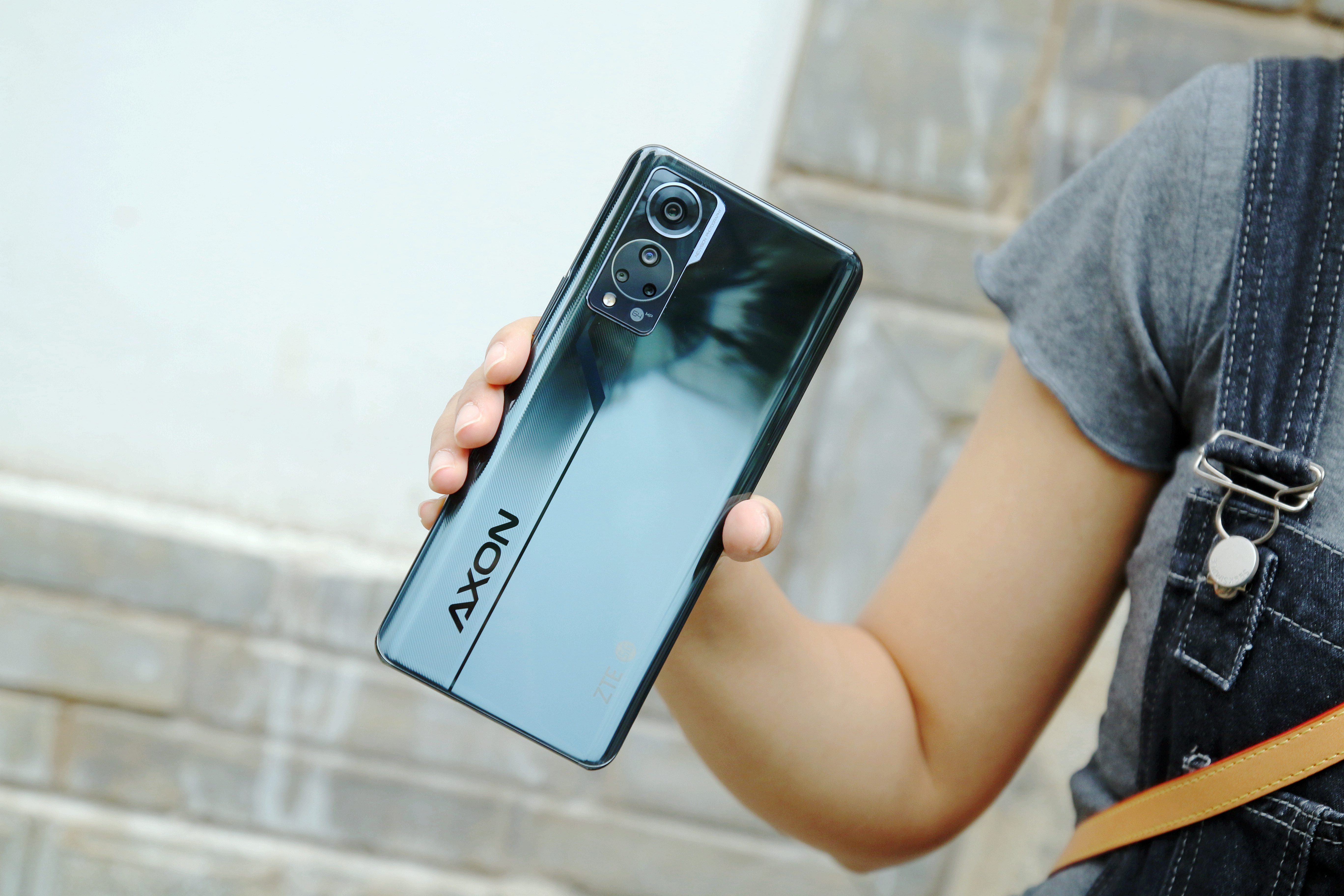 彻底解决手机屏幕最后一个"孔",中兴 axon 30 屏下版抢先体验