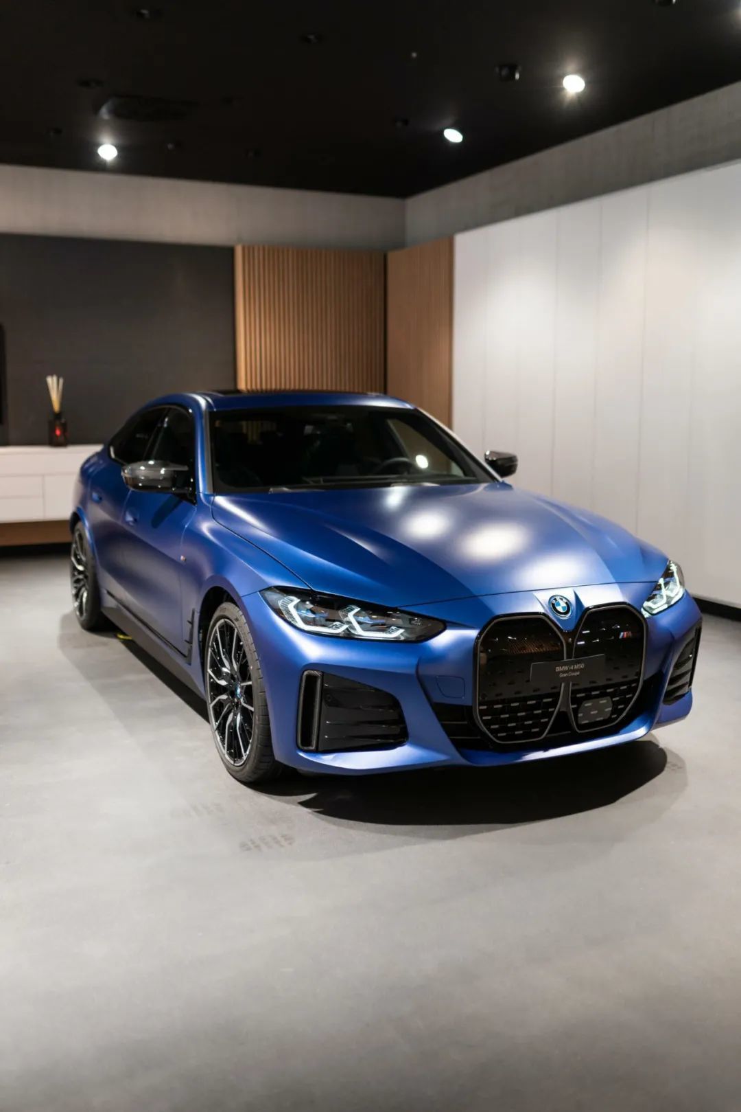 当宝马i4遇上磨砂波尔蒂芒蓝车漆这样的搭配怎么样