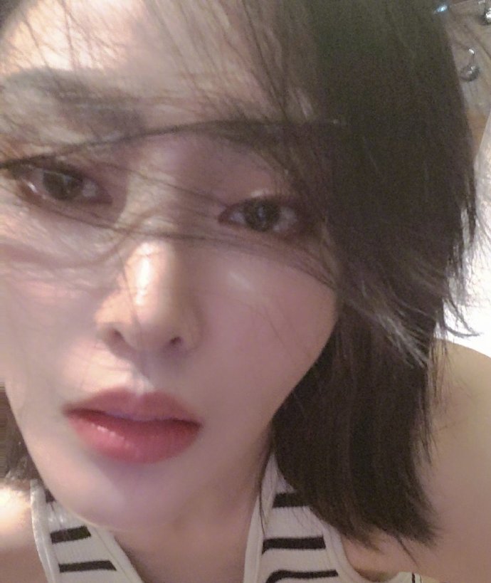 张天爱怼脸自拍角度清奇,手提裤子的自拍方式引热议!__凤凰网