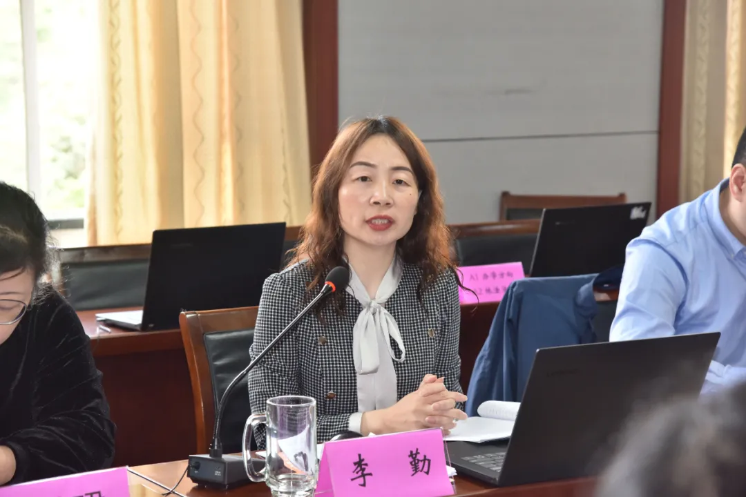 洛社中心小学校长,书记李勤首先向督导组作了题为《聚贤成社 洛泽童年