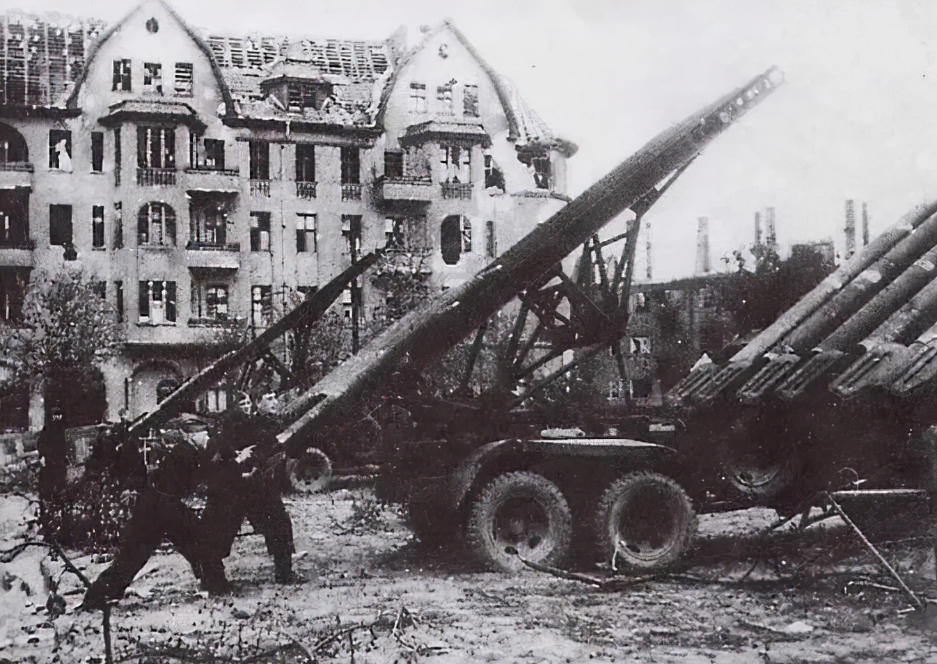 上图_ 柏林战役，苏联红军使用喀秋莎火箭炮