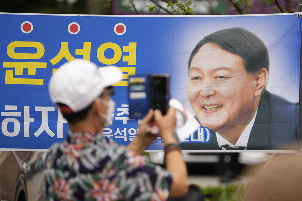 当地时间2021年6月29日,韩国首尔,支持尹锡悦的横幅悬挂在街头。人民视觉 图