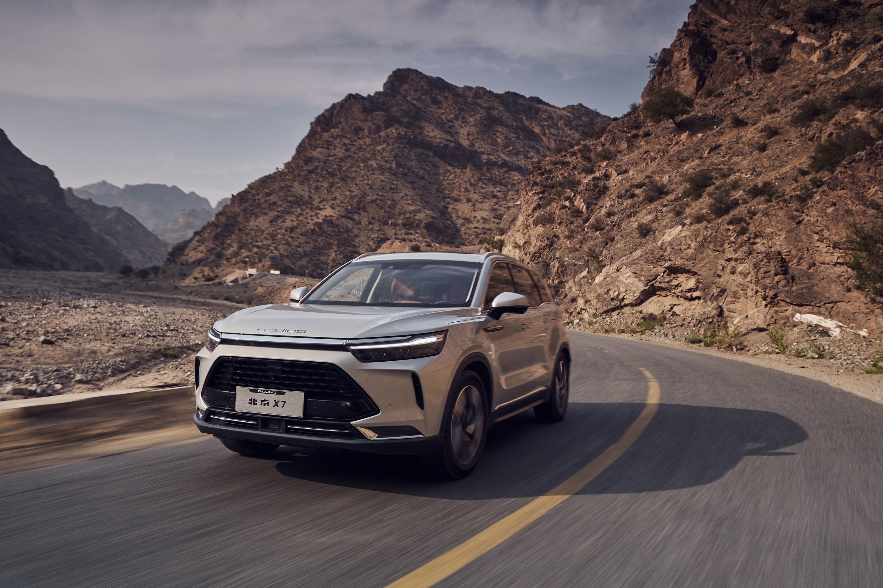 而在白天最高温接近50摄氏度的戈壁和沙漠地区,对北京x7的散热性能和