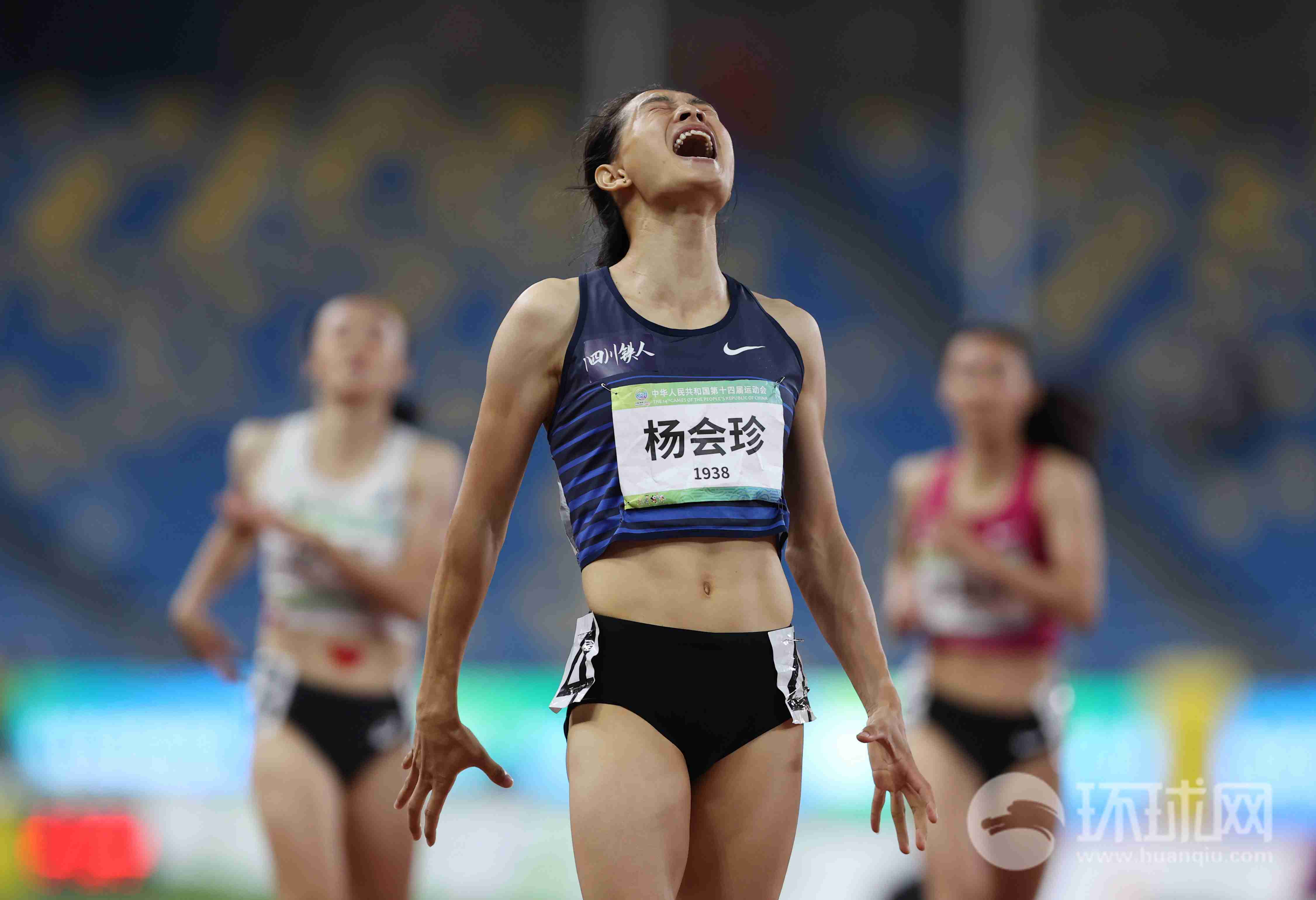 9月21日,陕西西安。第十四届全运会女子400决赛落下帷幕,四川选手杨会珍51秒63夺得冠军,安徽名将王春雨收获银牌。崔萌 摄