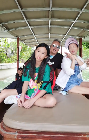 张庭31岁继子近况曝光,与男演员健身房拍吻戏表情投入