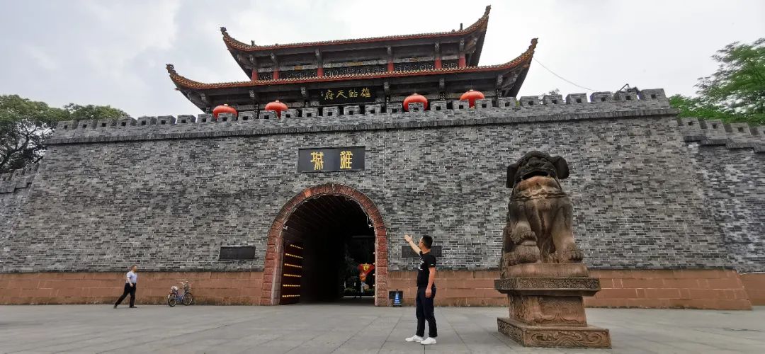 雒城位于广汉市中心,周边很热闹,雒城以一种很另类的姿态矗立在那里