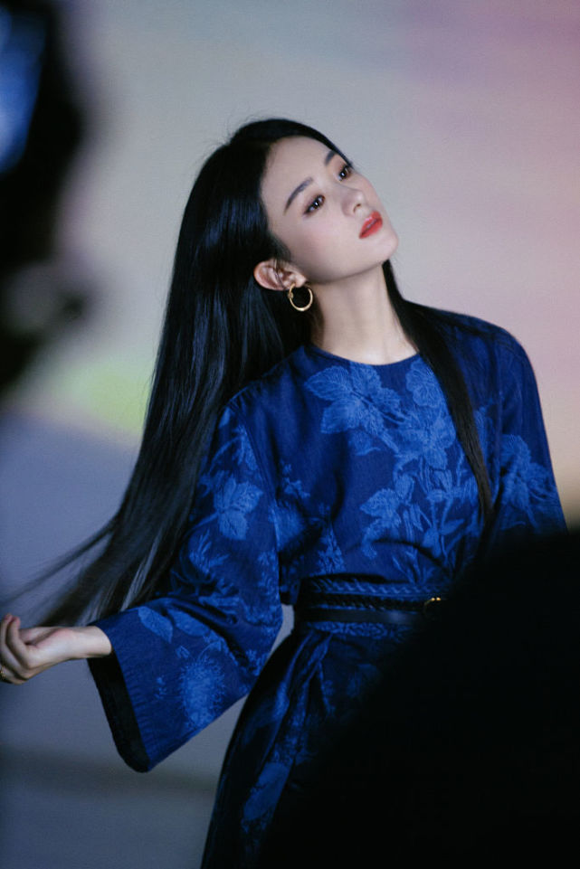 赵丽颖新照造型百变 一头黑长直格外撩人_品推资讯