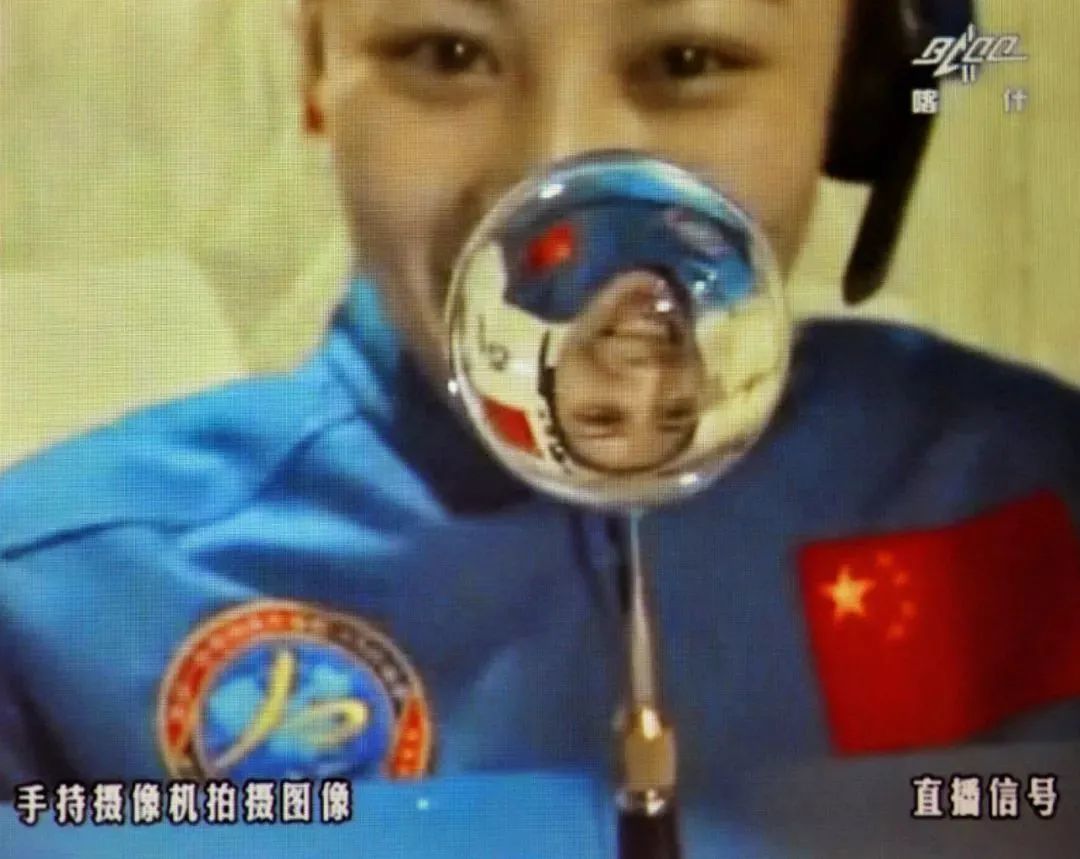 神舟十号任务时的王亚平在天宫一号内进行太空授课 | 张晓光 摄