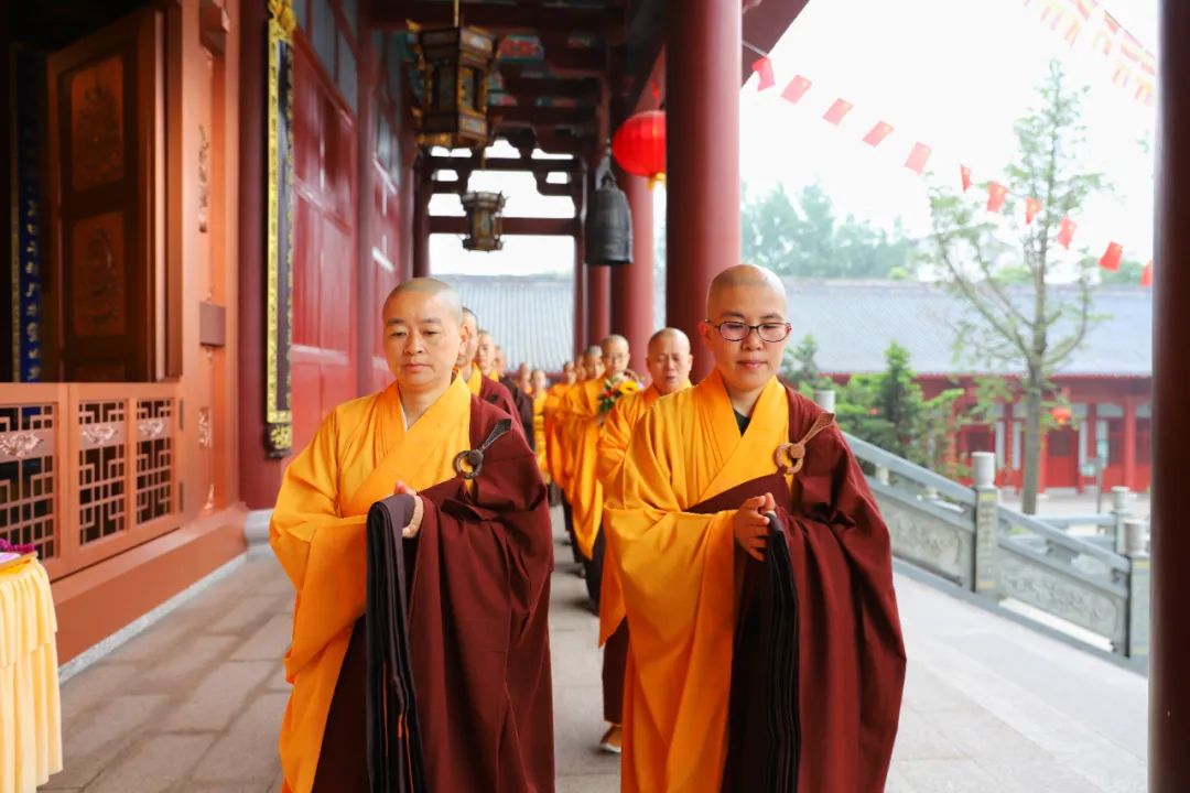 院长师父拈香,大众至诚礼拜 恳祷诸佛,愿慈光加被,夏中精进修行▼