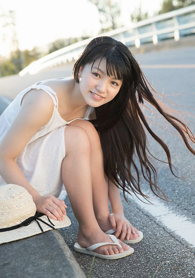 笑容甜美的日本女生,身穿纯白色的吊带裙,看起来阳光又可爱