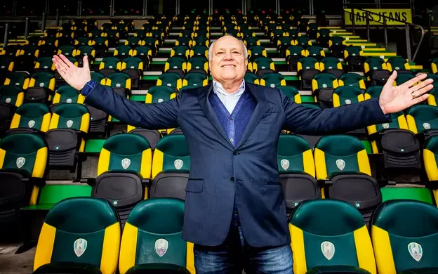 年轻时曾入选荷兰国家队,当教练后曾经执教荷兰的阿贾克斯,德国汉堡