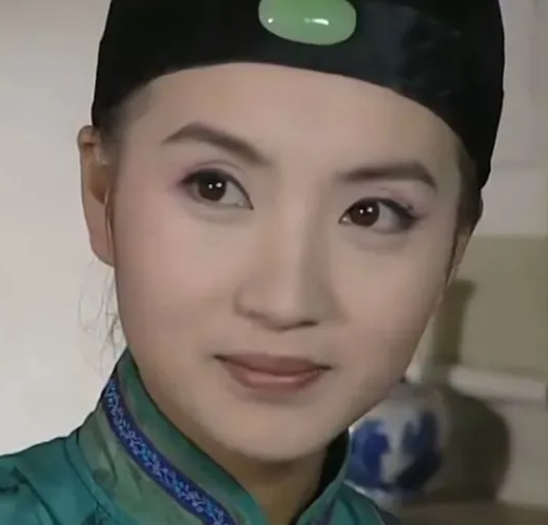 在《李卫当官》中她化身一个机智娇俏,敢爱敢恨的官家小姐,男装扮相也