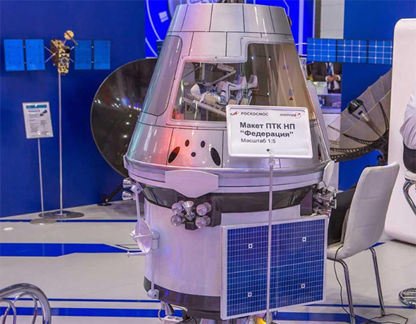 "鹰"号载人飞船模型.