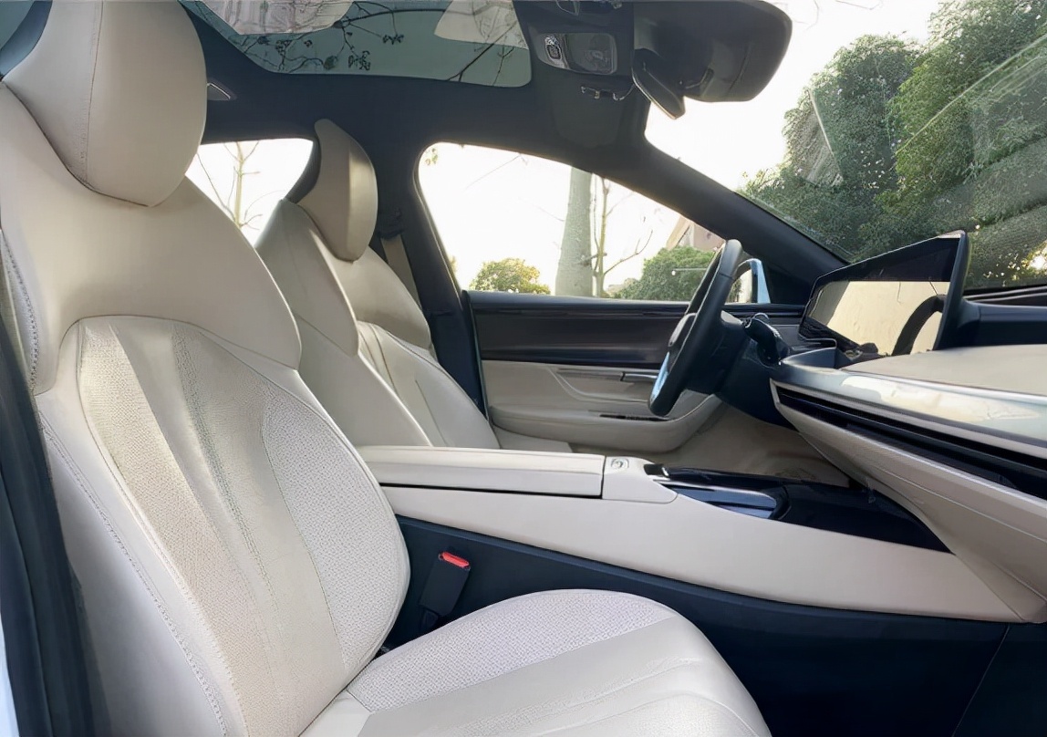 优点1:造型很耐看,内饰很温馨我是看到了小鹏p7的外观才决定买它的