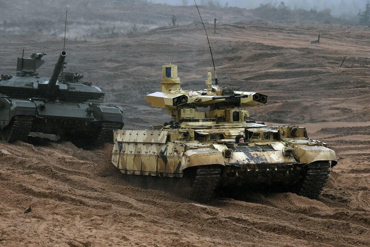 俄军BMPT火力支援战车与T-90M坦克随行作战