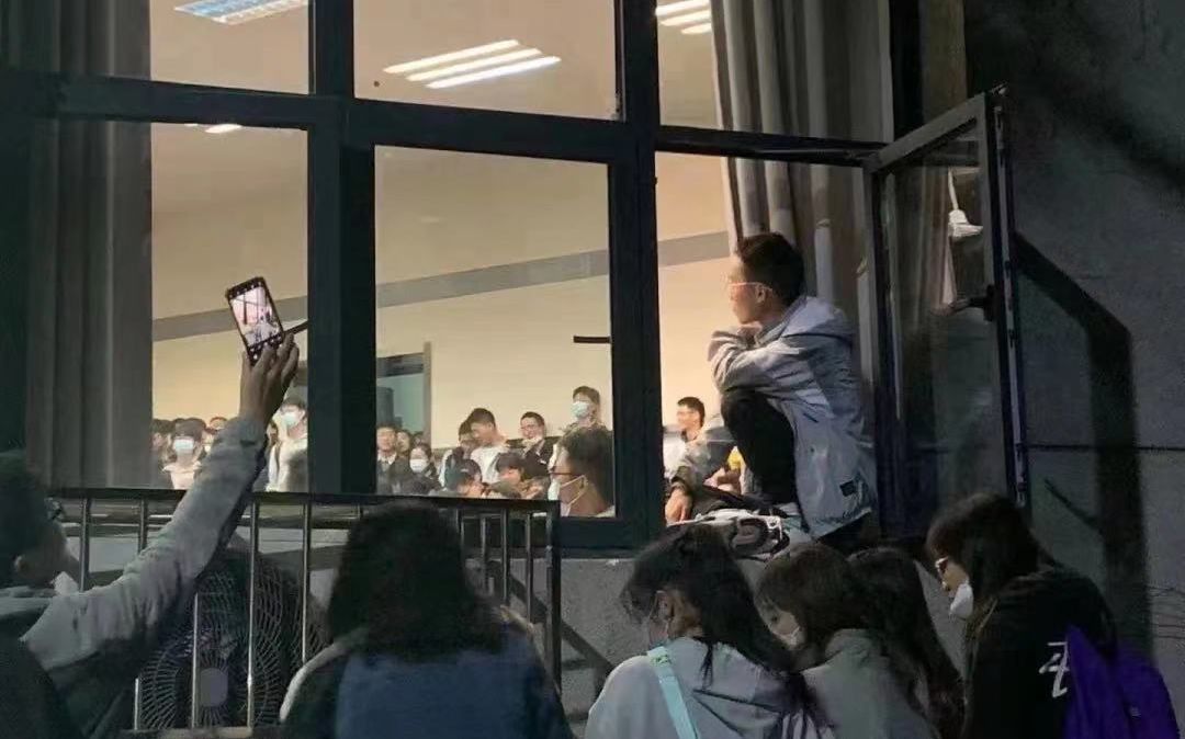 武汉大学的“恋爱心理学”课程爆火，窗台上、窗外都挤满了学生。图/武汉大学微信公众号
