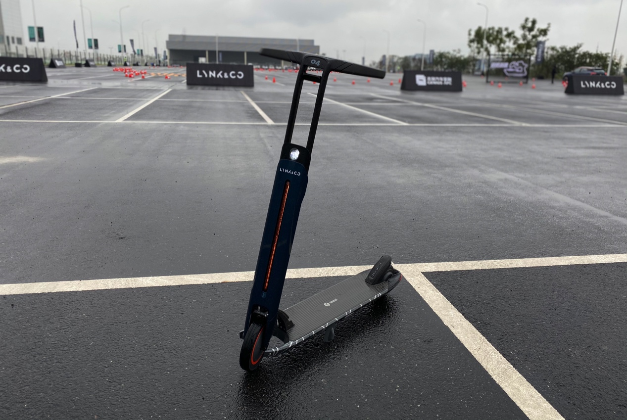 领克06的年轻法则:买车值,且送表,还配滑板车