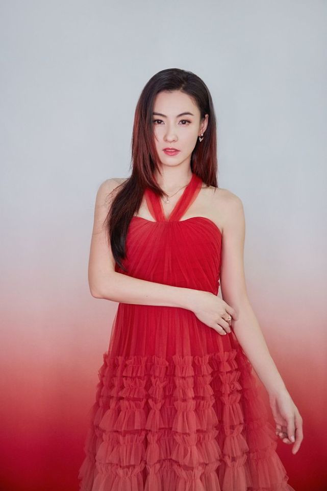 张柏芝樱花季粉裙写真 露香肩展笑容明媚动人_凤凰网娱乐_凤凰网