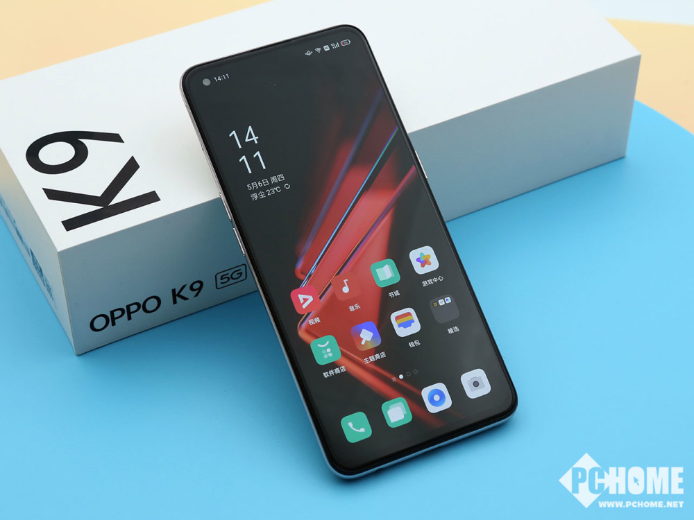 oppo k9采用的是直屏设计,两侧与上边框为一致性的宽度设计,下边框的