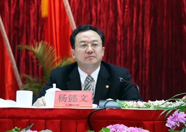 市委书记被带离会场时裤裆后面都湿透了…__凤凰网