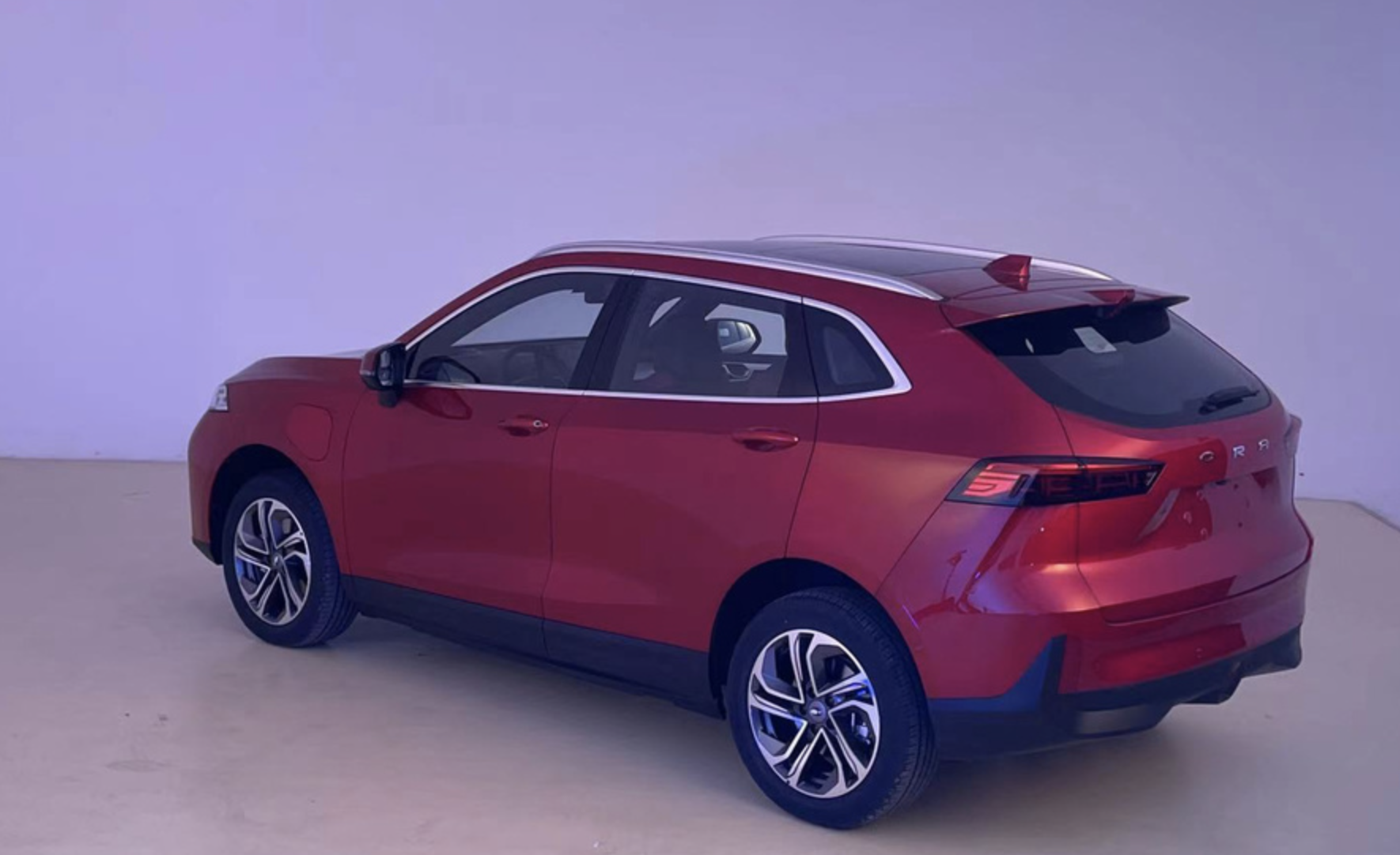 前脸方面,欧拉大猫采用了全新的设计,由于是纯电动车,所以前脸采用了