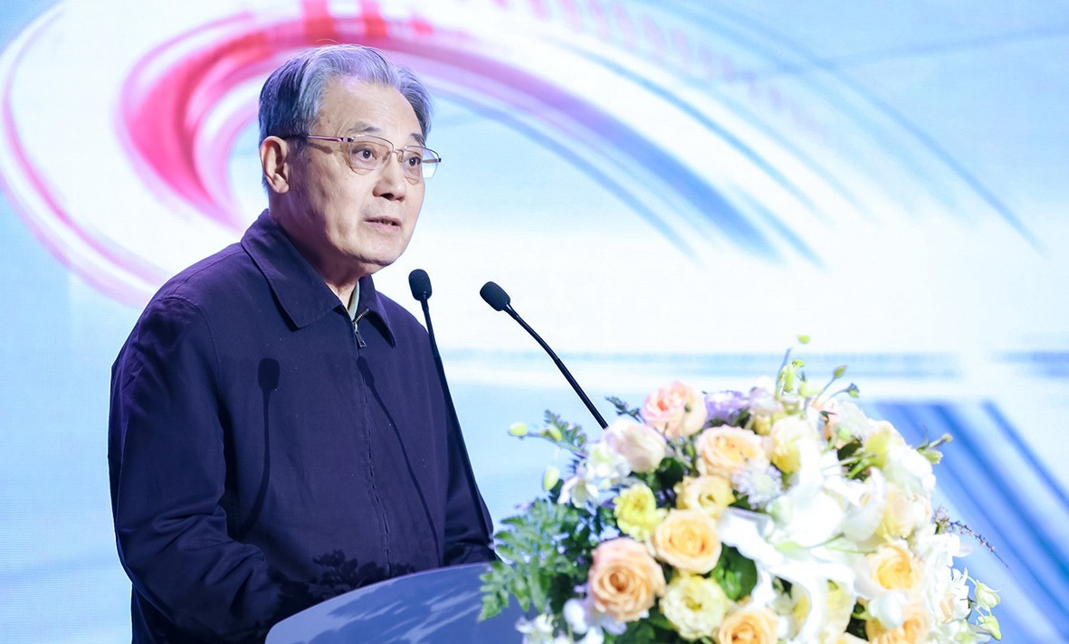 中心副主任周云峰,工信部信息技术发展司系统创新应用处处长孟洪涛