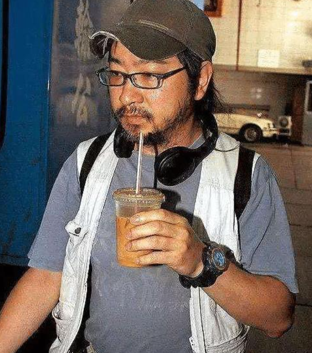 从为数不多的媒体曝光的照片来看,刘德盛平日里的打扮也都以休闲舒适