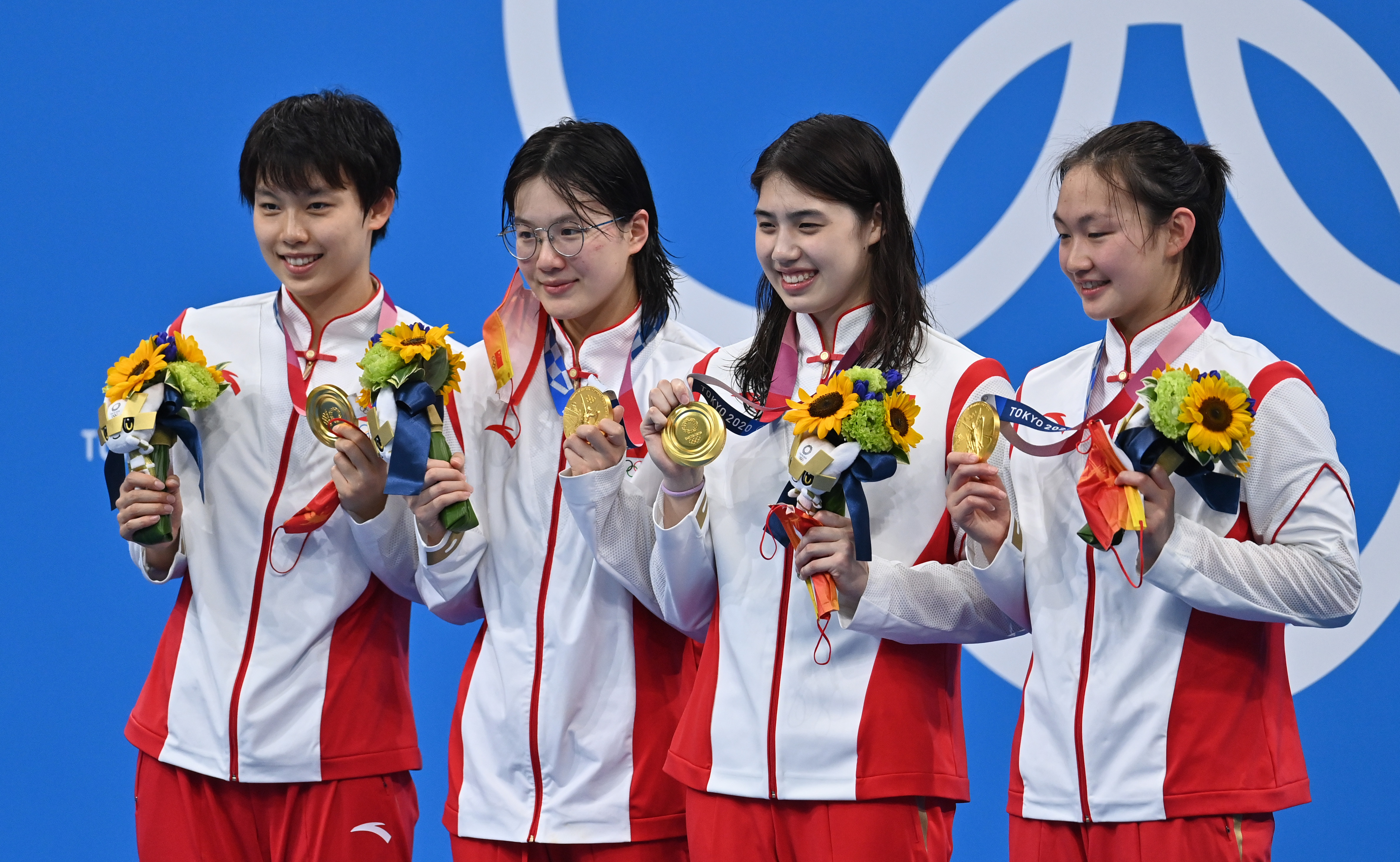 中国队夺得东京奥运会游泳女子4×200米自由泳接力金牌，右一为李冰洁。