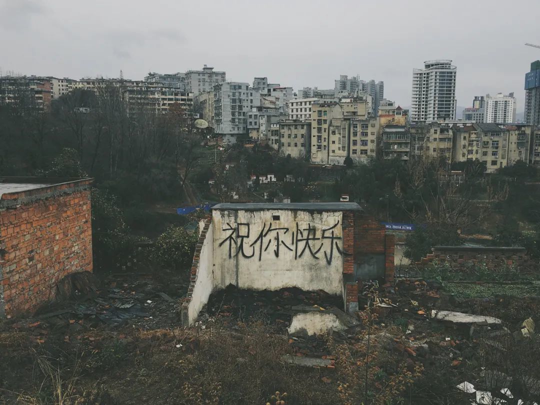 自然男孩儿探索废墟像是在进行一场冒险