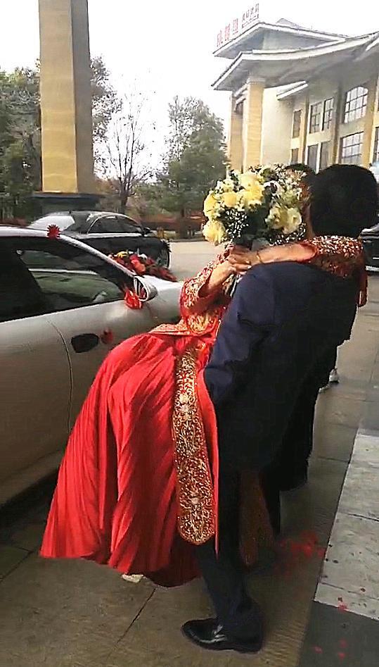 临颍:新郎抱着新娘上婚车,司机却找不到了,幸亏新娘不胖__凤凰网