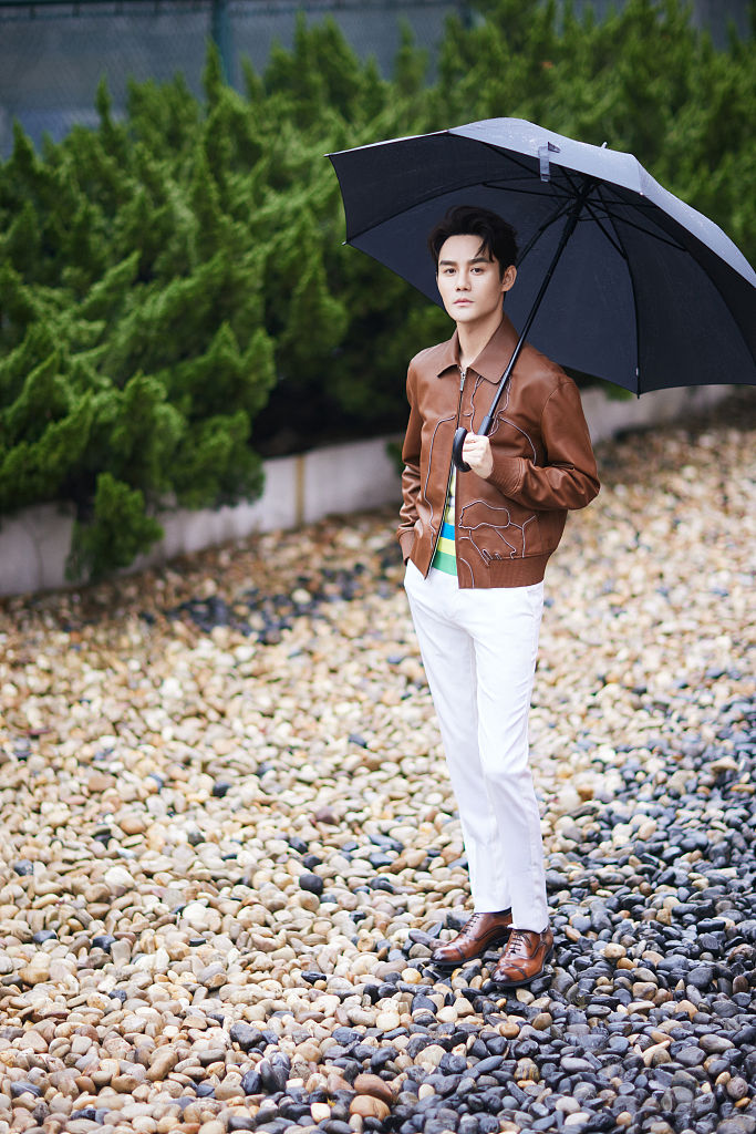 滚动新闻 正文0 1/5 2021年2月28日,王凯参加2020微博之夜活动造型