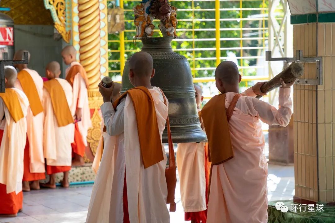 勃固金卧佛中,尼姑们在撞钟. 图:james jiao / shutterstock