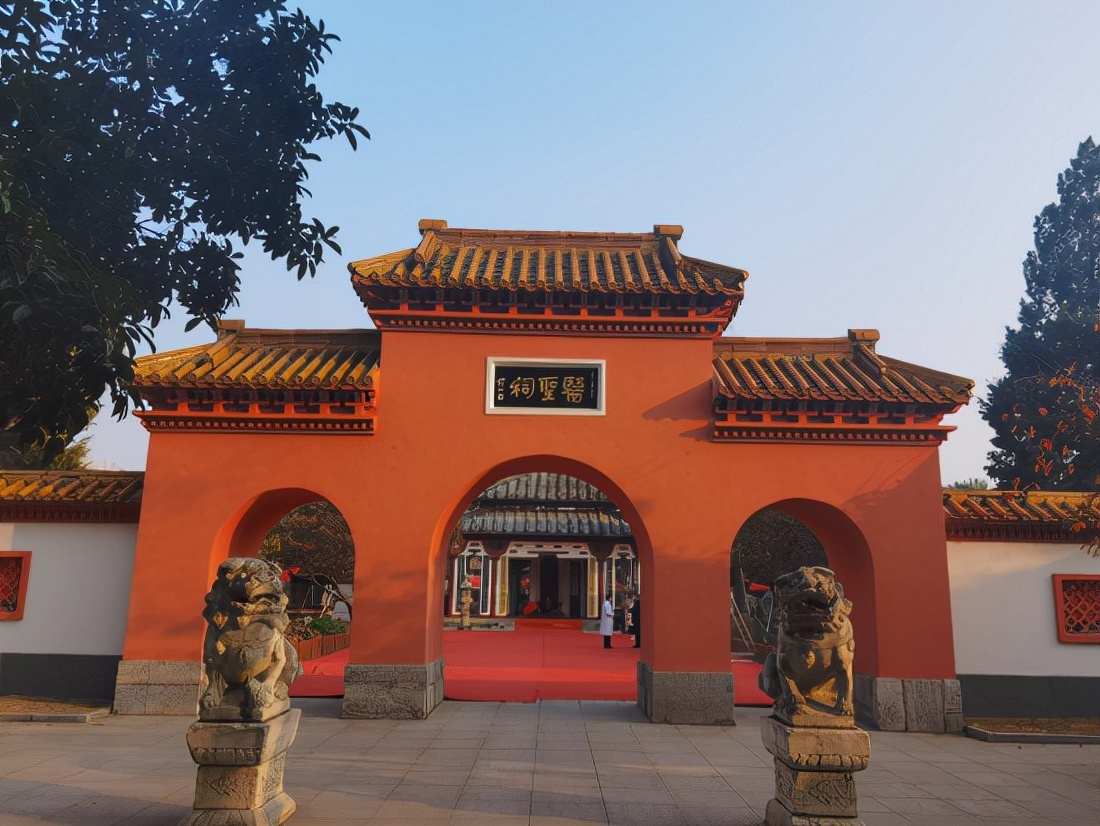 近期,南阳市委编办下发文件批复,将南阳市医圣祠(张仲景博物馆)更名为