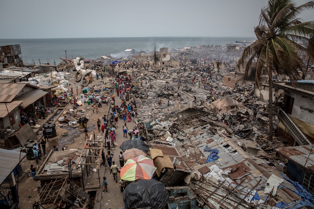 当地时间2021年3月26日,塞拉利昂首都弗里敦,贫民窟发生火灾后现场一片狼藉,火灾导致超5000人流离失所,超80人受伤。