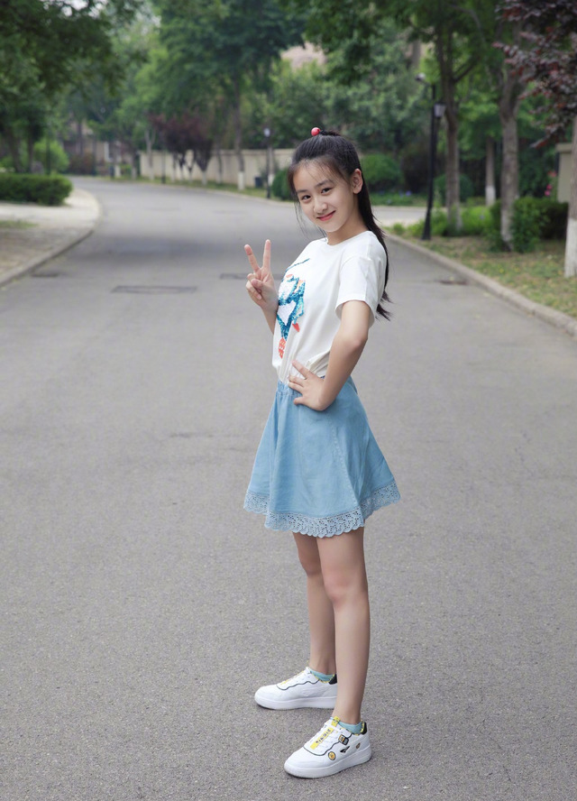 森碟代言鸿星尔克,穿运动风造型活泼又甜美,发型值得宝妈们借鉴