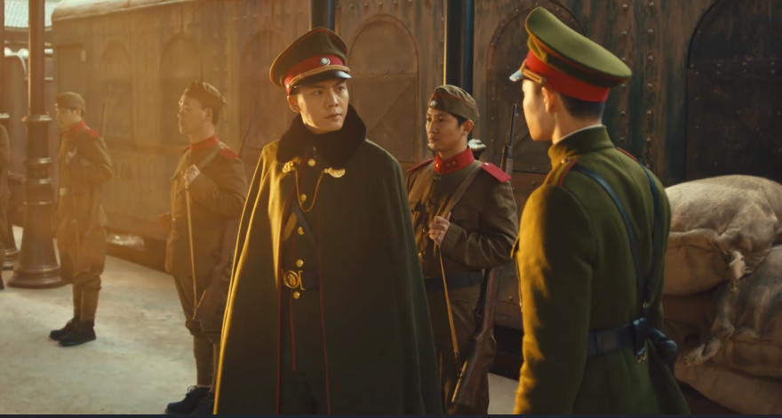 在2016年的民国悬疑剧《老九门》中,他饰演的老佛爷张启山就狠狠地