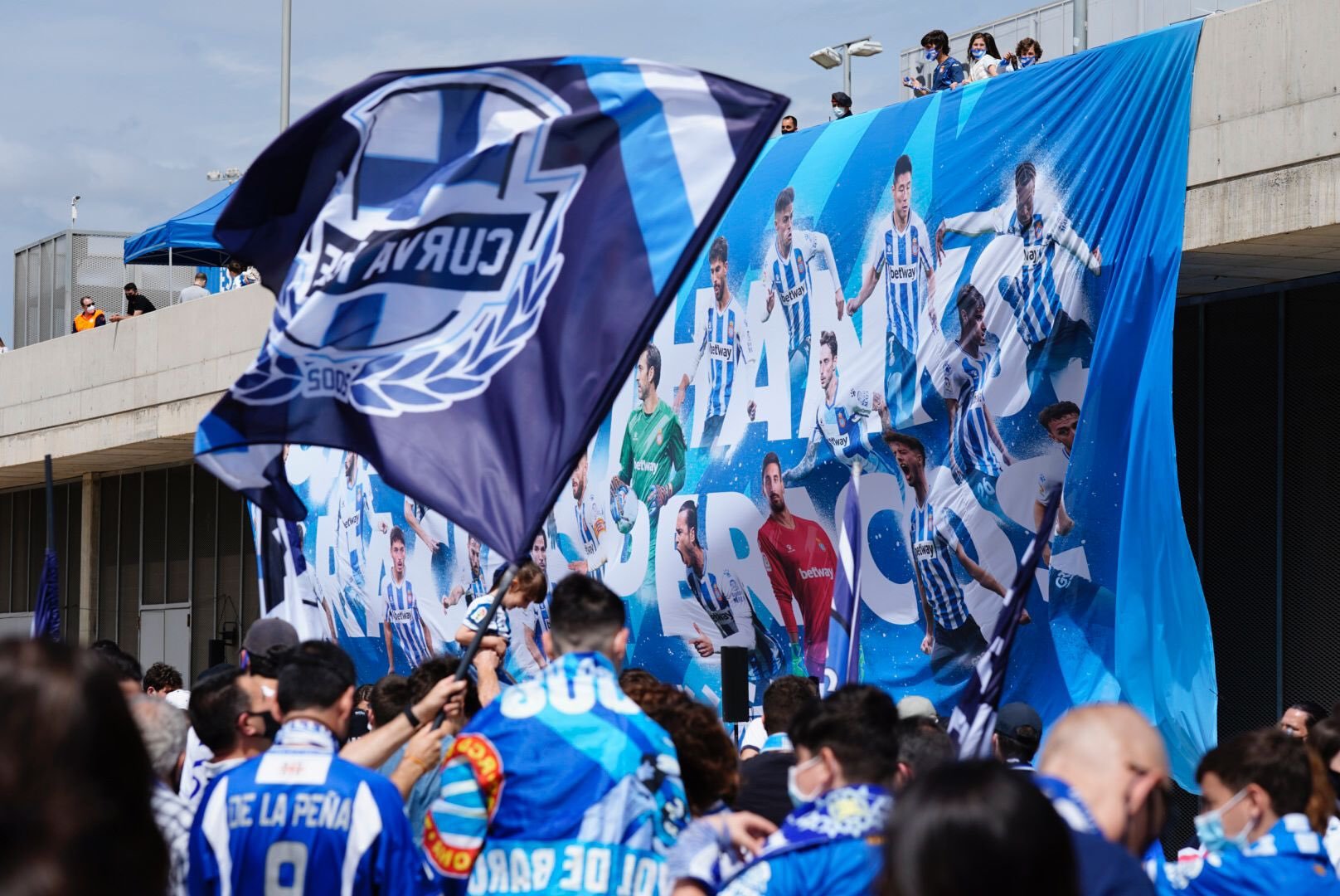 西班牙人庆祝升级,球迷狂欢!高唱武磊之歌,国足巨星飙西语回应