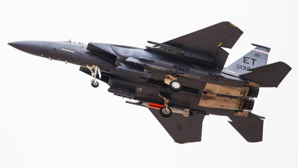 美国F-15战斗机挂载B61-12战术核炸弹试飞