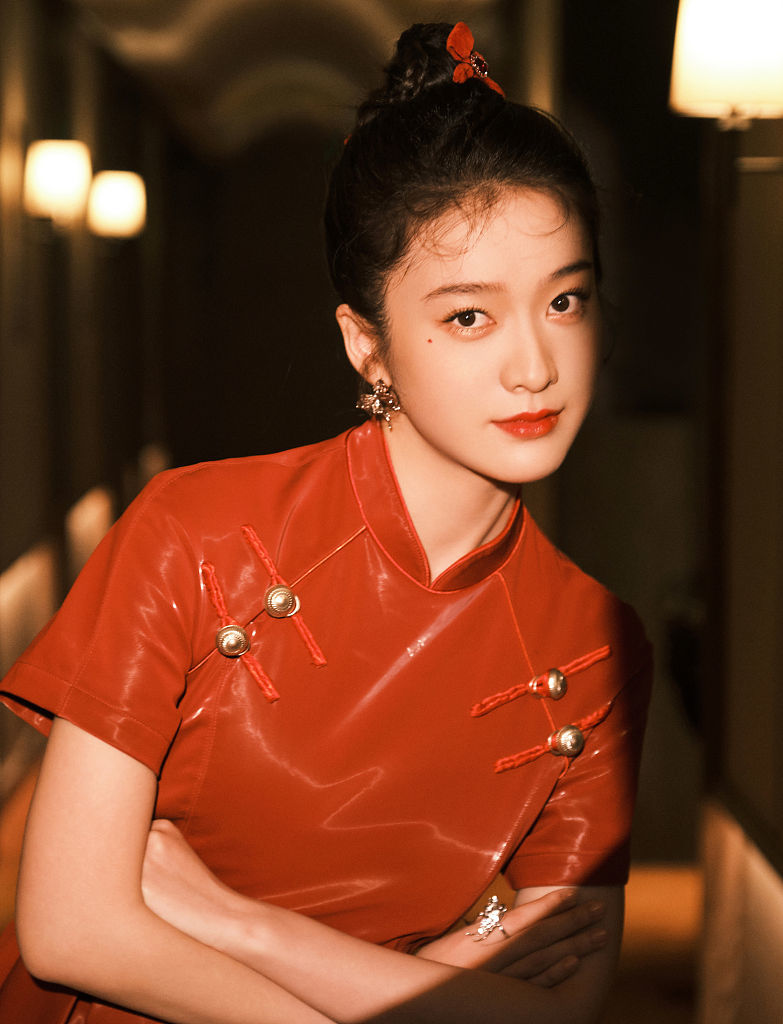 张雪迎中国红写真氛围感拉满 扎丸子头俏皮可爱少女感十足