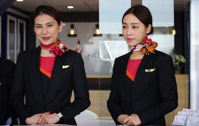 日本空姐,为什么在飞机上要穿"丝袜"?网友:跟电影中差不多__凤凰网