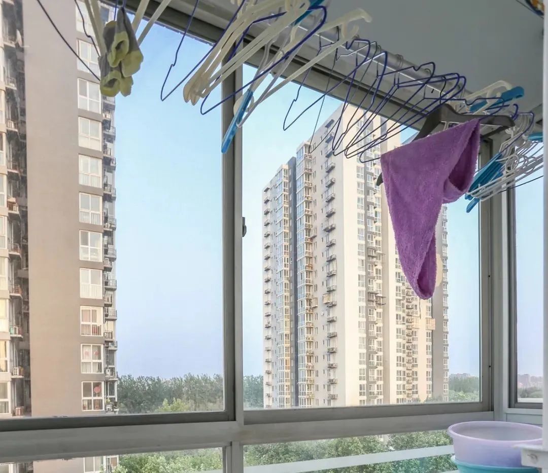 来说,一定要尝试 新的晾衣方式,传统阳台晾衣架一般安装在阳台正上方