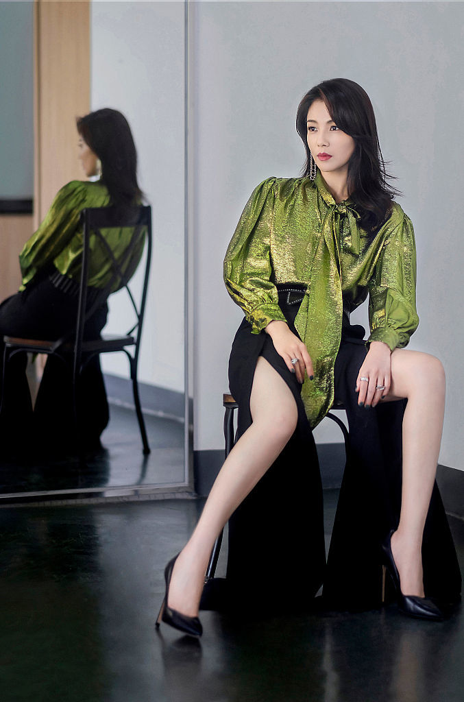 刘涛加盟披荆斩棘的哥哥化身森系女神高开衩长裤秀美腿