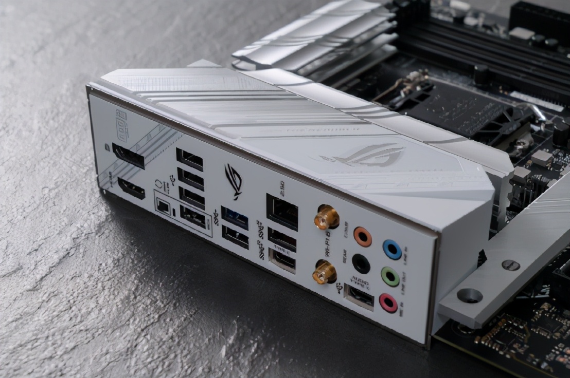 高颜值吹雪拉满战斗值 rog strix b560-a gaming wifi主板上手体验