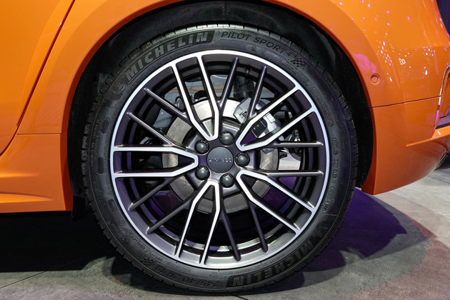 领克02 hatchback使用来自米其林的ps4系列轮胎,可以完美的兼顾走街和